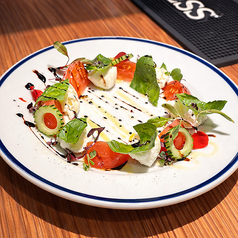 北海道産モッツアレラとフルーツトマトのカプレーゼ