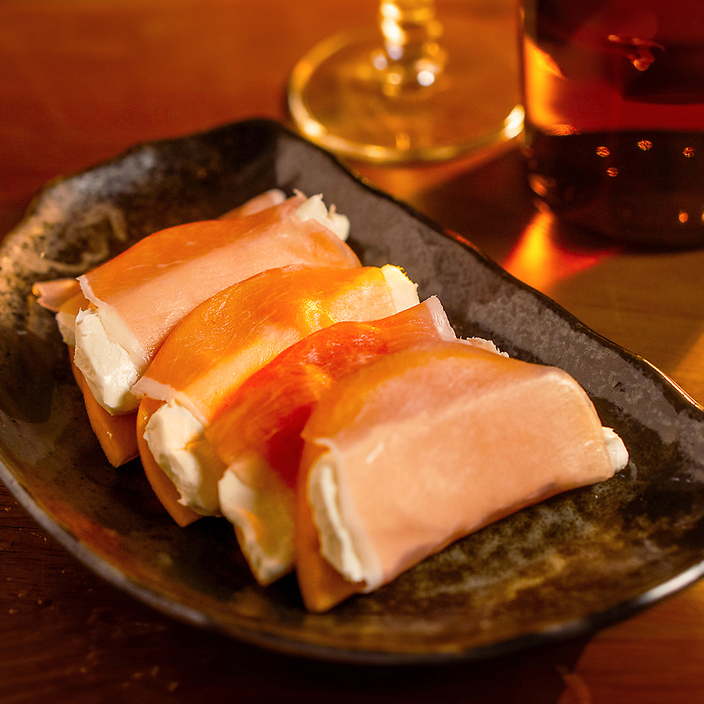 宴会にぴったり！肉汁たっぷりの小籠包と飲み放題プランが自慢