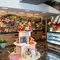 カラフルな装飾と独特なウォールアートが魅力的♪