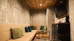 プライベートな時間を心ゆくまでお楽しみいただける個室をご用意しております。広々としたソファ席と落ち着いた空間は周りを気にせず、リラックスしてお過ごしいただけるため、より深い会話や集中したい作業にもぴったり。特別なひとときを演出する、上質なプライベート空間をぜひご利用ください。