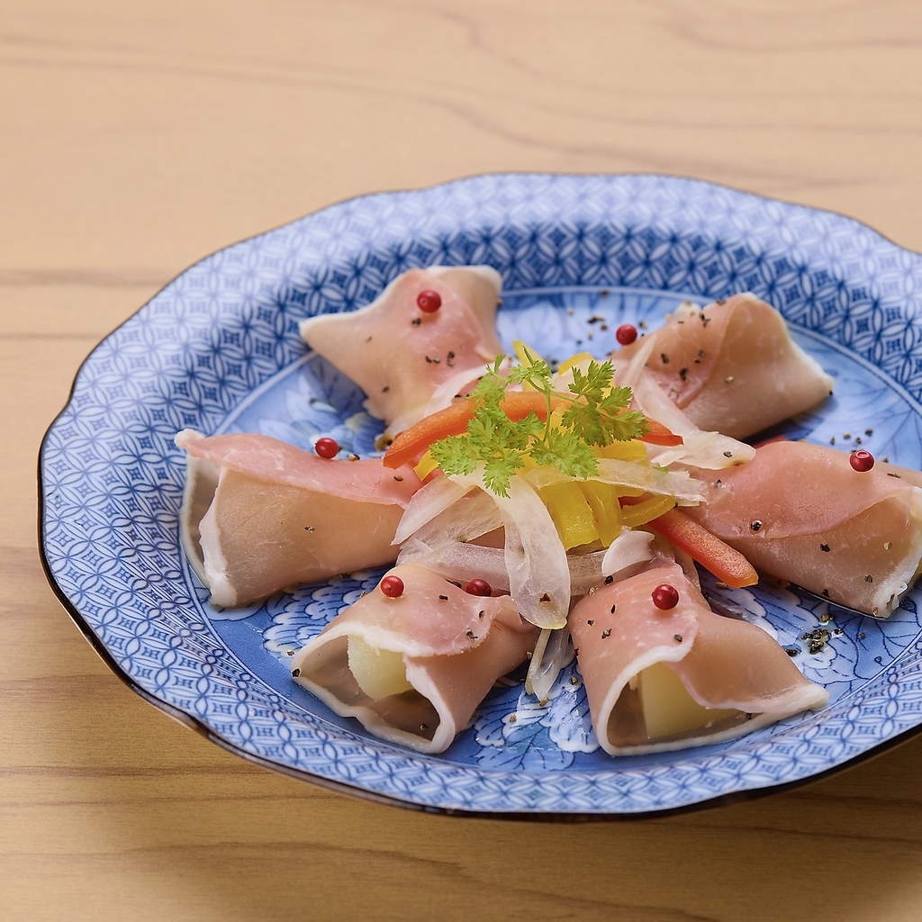 旬の果実を生ハムで包んだ自慢の逸品です。ご来店の際は是非お召し上がりください。