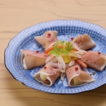 旬の果実を生ハムで包んだ自慢の逸品です。ご来店の際は是非お召し上がりください。