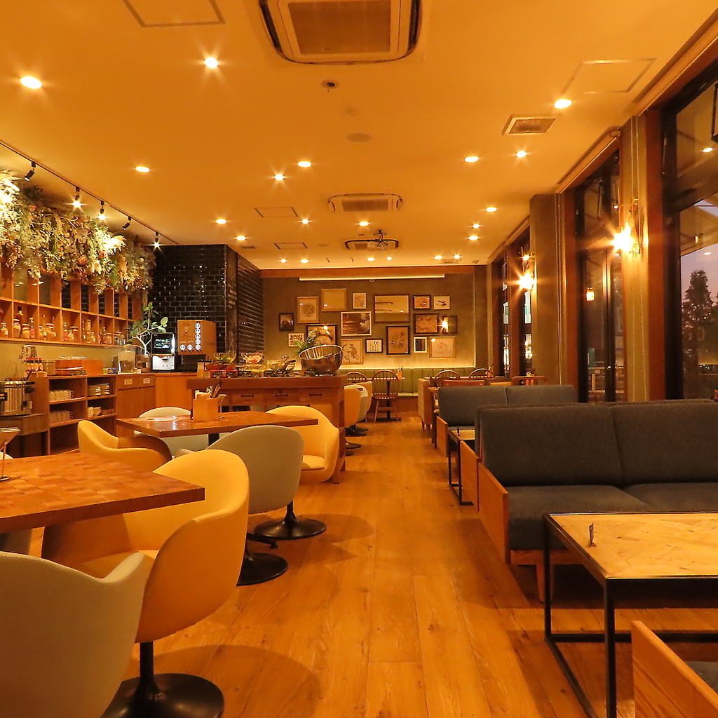 店内は広々と開放的で居心地抜群！テーブルを繋げることでご利用人数に合わせた柔軟な対応も可能です