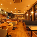 店内は広々と開放的で居心地抜群！テーブルを繋げることでご利用人数に合わせた柔軟な対応も可能です