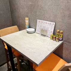 「二人の会話が自然と弾む、心地よい距離感。大切な人との特別な夜に。