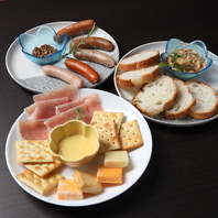 甘いスイーツだけでなくお酒に合うおつまみもご用意♪