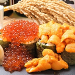 かっぱ巻の上に新鮮な雲丹とイクラをこぼれるくらいのせました♪喰々の新名物！是非ご賞味ください！