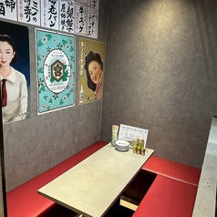 適度な賑やかさがリラックスした対話を促す。カジュアルな会食や打ち合わせにも。