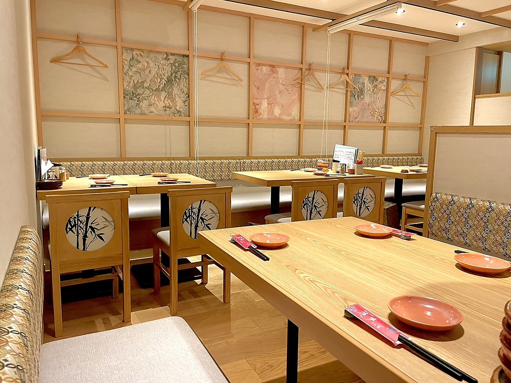 オープンテーブル席は2名様～最大22名様まで〇店内の活気を感じながらの食事も粋です♪