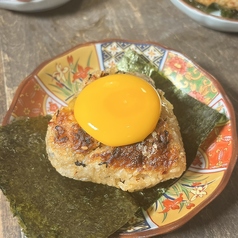 焼きおにぎり　卵黄乗せ