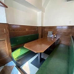 テーブル席、カウンター席のほかに半個室も完備しており、小規模のパーティーやお祝いなど、様々なシチュエーションでご利用いただけます。ソファータイプのお席ですので、皆でワイワイ楽しめます♪