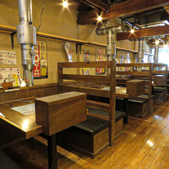 【1階】テーブル席（～28名様） 4名様まで対応可能なテーブル席が7卓。そのうち、2卓は横並びになっており、10名様までお座りいただけます。普段使いはもちろん仲間との気軽な飲み会や仕事帰りの1杯などにもおすすめです。焼肉宴会なら当店におまかせください。