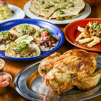 じっくり焼き上げる名物ローストチキン