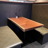 視線を遮る間仕切りのあるボックス席。ゆっくりお食事を楽しみたい時にも。