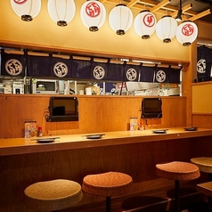 【カウンター席：1～7名様】お一人様も大歓迎！ゆったり過ごせるお席はデートにも◎少人数でも気軽に座れるカウンター席は、デートにぴったり。レトロな雰囲気の店内で肩を並べてグラスを傾ければ、いつもより親密な時間を過ごせること間違いなし。お一人様も大歓迎です。豊かなくつろぎの時間をお楽しみください。