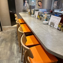 カップル、会社の仲間、親しい友人と広々カウンターで楽しいひと時をお過ごし下さい。スタッフとの会話もお楽しみいただけます。