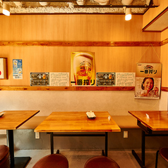 【2名様×1、4名様×1】木の温もりを感じる店内で、ゆったりとお過ごしください。