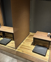 お座敷2名様×1【小上がりお座敷席】隣のお席とはロールスクリーンで目切りされています。