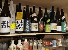 冷酒から燗酒まで約75種類の日本酒が楽しめる