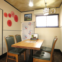 当店は、個室テーブル席を4名様用で1席ご用意しております。プライベート空間が確保されているため、周りを気にせずリラックスしてお楽しみいただけます。特別な日のお祝いにもぴったりで、大切な人との素敵なひとときを演出します。ぜひ、静かな環境で心温まる時間をお過ごしください。