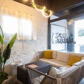 ソファ席やクッションが用意されたエリアがあり、友人や家族と共にリラックスしながら食事を楽しむことができます。心地よい空間で、長時間ご利用も快適です。なお店内はカジュアルで親しみやすい雰囲気が漂い、初めての方でもすぐに馴染むことができます。また友人同士やカップルでの利用にも最適です。