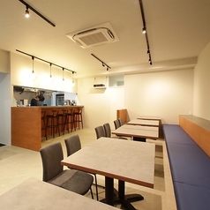 ゆったりとした片側ソファー席