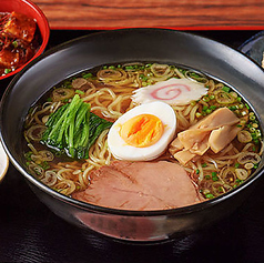 名物の唐揚げや牛すじ煮込みを定食スタイルでお得に満喫