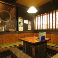 仕事帰りや休日の飲み会にも◎みんなでぐるっとテーブルを囲んで飲めるから席替えいらずでワイワイできちゃう！