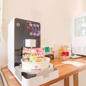 店内にはボタンひとつで最適な熱湯が出る、最新の専用調理マシンを完備。操作はとてもシンプルなので、お子様でも簡単に本格的な一杯が完成します。深夜24時まで営業しているため、お仕事帰りの夜食としての利用にも最適。清潔感あふれる空間で、時間を気にせず自分好みの味をお楽しみください。