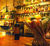 圧巻のボトルカウンターが広がる、大人の雰囲気漂う空間