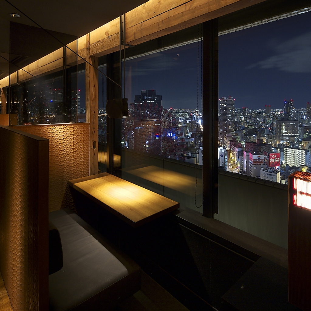 地上100ｍの夜景…全席夜景が見えるペアシート♪28階からの大パノラマが二人を包む