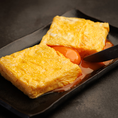 当店大人気のひたち農場で採れた奥久慈卵を使用した"だし巻きとろたま"の写真