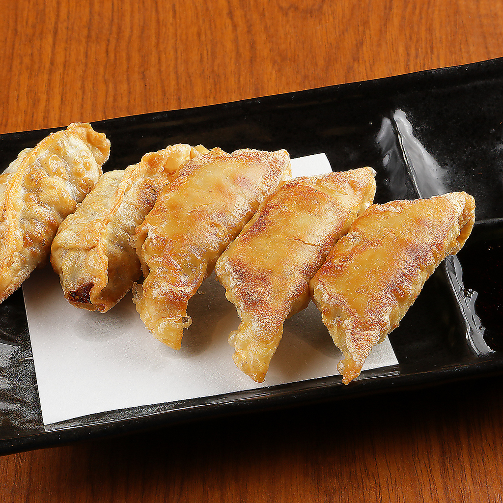 衣がサクッと香ばしく、お酒との相性も良い「揚げ餃子」は食べ放題でもお楽しみいただけます！