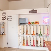 定番から激辛まで10種類以上の韓国麺をラインナップ。その日の気分で選べる楽しさに加え、お好みに合わせて自由に選べるトッピングも充実しています。自分だけのアレンジで、理想の一杯を完成させて。白を基調とした清潔感あふれる空間で、お楽しみください。