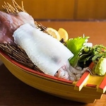 贅沢なイカ一杯を使用した白イカお造りは、お刺身に加えてゲソの部分を天ぷらや塩焼きで楽しめます！