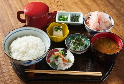 鎌倉に縁のある食材"鰹"を中心に 独自鰹節をふんだんに使用した"鎌倉ごはん"