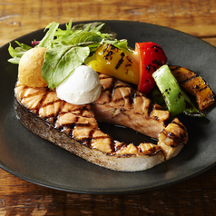 筒切りサーモンのグリル　スパイシーバター＆サワークリーム