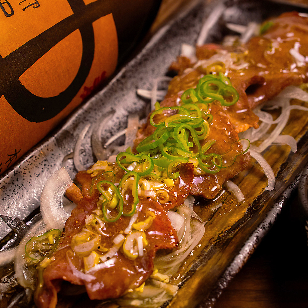 名物ジャンボ餃子や鮮度抜群の刺身が堪能できる、グルメ通も満足