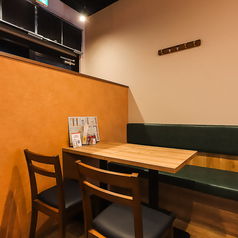 仕事帰りの一杯や、いつものメンバーとの気軽な食事に使いやすいテーブル席。程よい距離感で落ち着いて過ごせるため、日常使いはもちろん、少人数での飲み会やサクッとした外食にも最適です◎構えず入れる雰囲気なので、「今日は外で食べようかな」という日にもぴったり。普段使いできる居心地の良さが魅力のお席です。