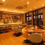 店内は広々と開放的で居心地抜群！テーブルを繋げることでご利用人数に合わせた柔軟な対応も可能です