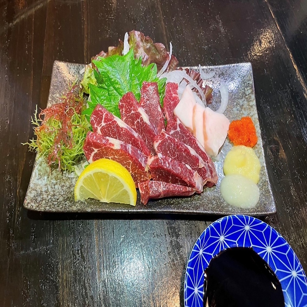 さっぱりとしていながら赤身肉の旨みをしっかりと感じられる『馬刺し』は大分の焼酎と相性よしの一品