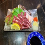 さっぱりとしていながら赤身肉の旨みをしっかりと感じられる『馬刺し』は大分の焼酎と相性よしの一品