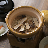 優しい出汁が身体に染み渡る！根強い人気メニューの釜飯