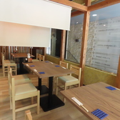 【落ち着いた寛ぎテーブル席】愛宕上杉通りに面した大人の隠れ家。店内には、プライベート感を高めるブラインダー付きテーブル席を完備。周囲の視線を適度に遮るため、大切な接待や少人数でのご宴会に最適なお席です。落ち着きある上質な和空間で、店主こだわりの絶品料理と厳選された銘酒を心ゆくまでご堪能いただけます。