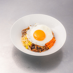 目玉焼きが乗ってるビビンバ