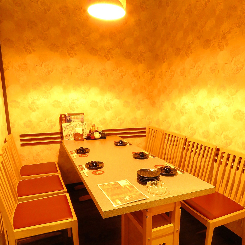 暖色の部屋は落ち着きを与えてくれる…完全個室で匠の目利きが光る新鮮素材を。