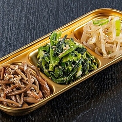 韓国料理を彩るキムチとナムル 発酵の旨味、素材の味を活かす一品、焼肉やスープと相性抜群の写真