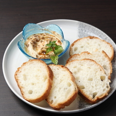 フムスひよこ豆とフランスパン 