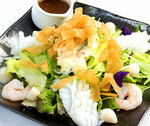 ３種の海鮮とポテトサラダが付いたボリューム満点サラダ。四川厨房サラダ 