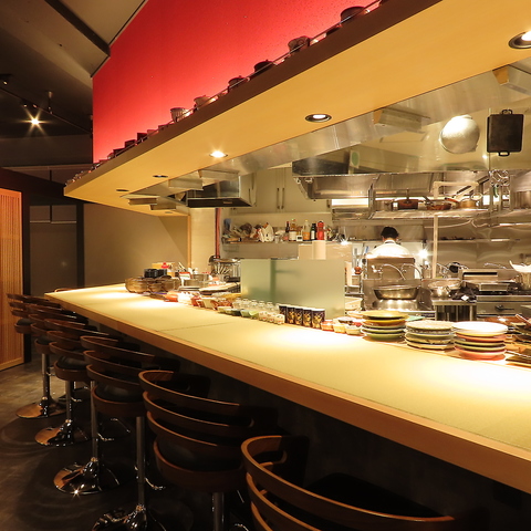 カウンター、半個室で絶品料理を堪能。こだわりの創作料理をご堪能ください。